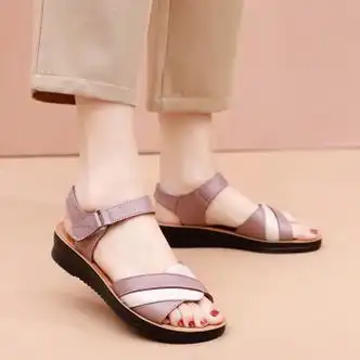 盖仁璞妈妈凉鞋女夏季真皮软底中老年平底低跟防滑休闲女士厚底老人