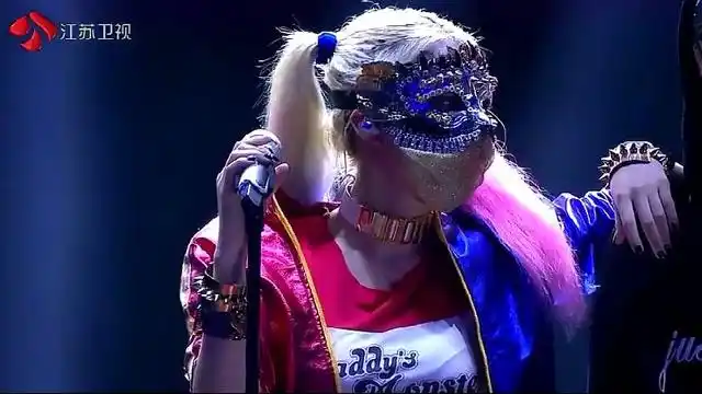 《蒙面唱将》"小丑女"揭面!网友:太漂亮了吧!