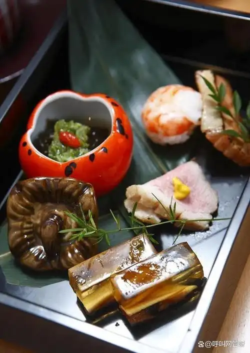 在法国,不同地区也有各自的特色菜肴,南部的普罗旺斯地区以橄榄和香草