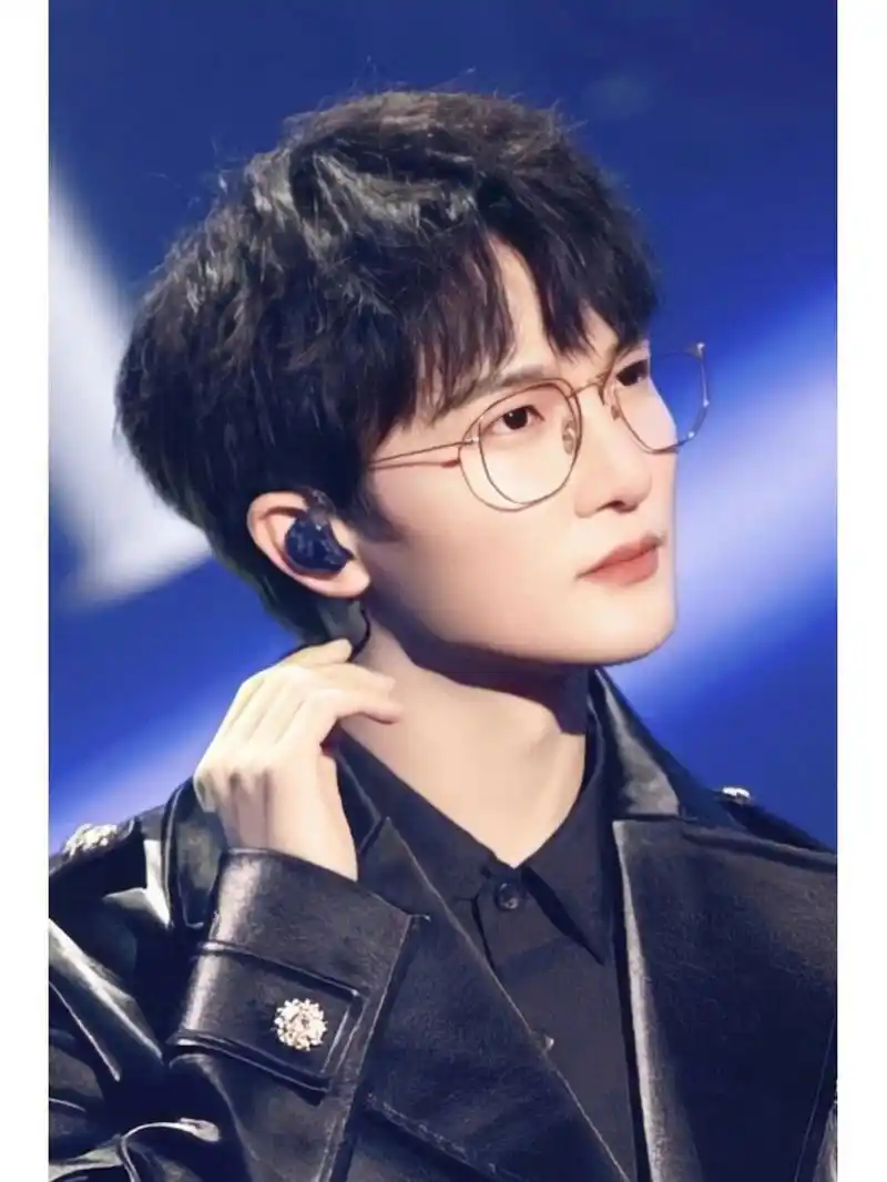 周深壁纸之眼镜深!