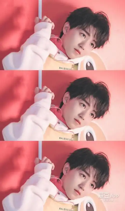 (文/四叶草z)小凯身穿黄色加白色的卫衣,背景墙是粉色的,还有身穿黑色