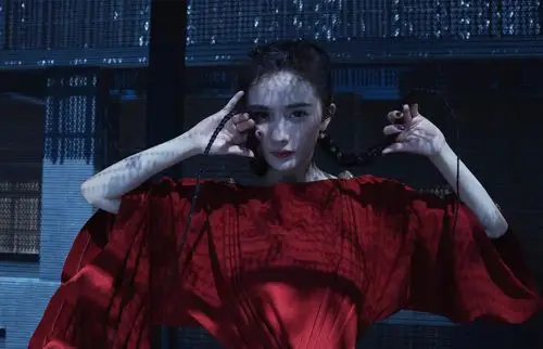 俏皮灵动杨幂新写真红衣抢眼