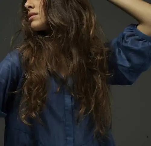 欧洲,欧洲人,仅一个年轻女性,仅一个女性,仅一个人,灰色背景,棕色