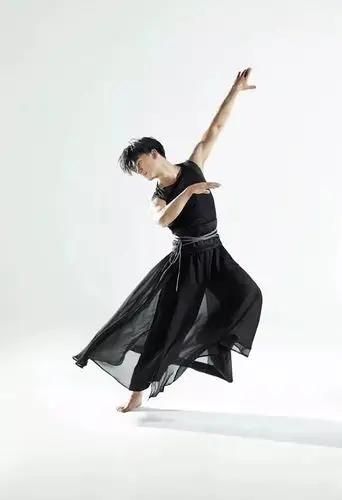 黄轩开启霸屏模式,舞者出身,有一种男神主要看气质!