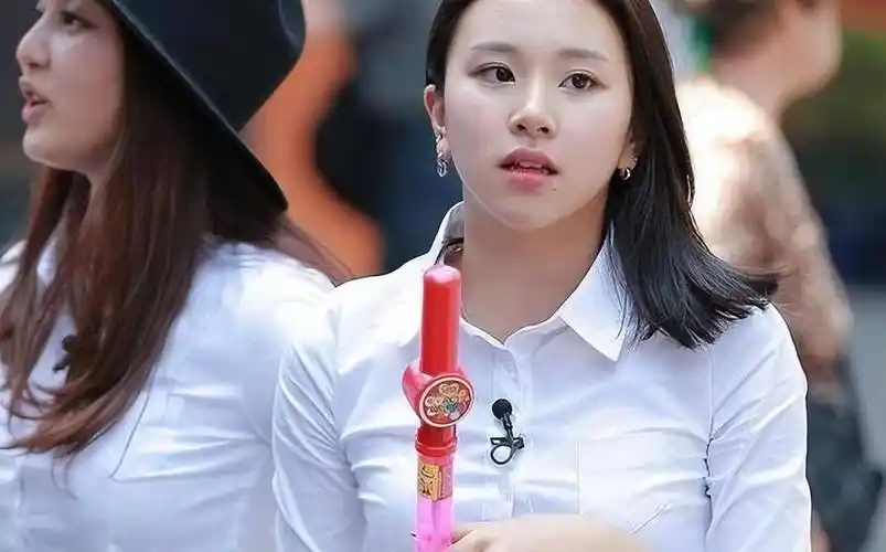 反光的勺子炸出了宋茜和沈昌珉,2,但孙彩瑛的职业生涯不只有造型踩雷