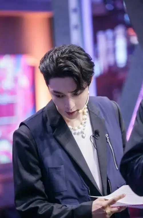 男明星的素颜也不高级张艺兴不化妆的脸蛋看着真挺普通的