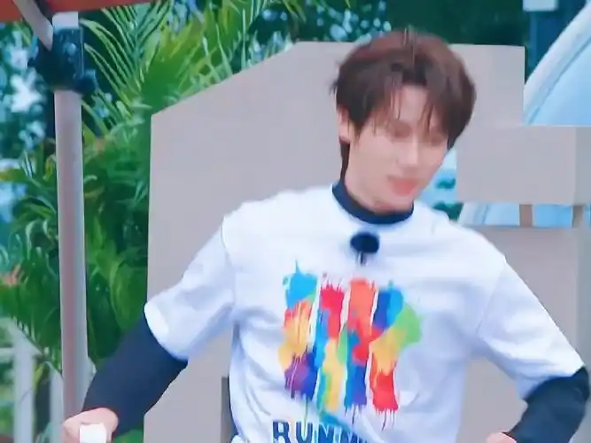 张真源[超话]#  张哥你觉得这个提裤子的动作眼不眼熟啊 直接一整个