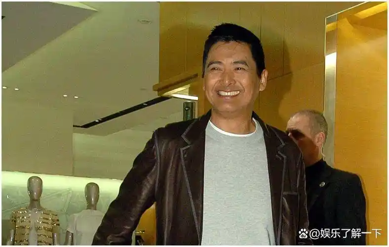 周润发街头与路人合照流出 遭调侃引众多粉丝的愤怒_形象_巨星_镜头