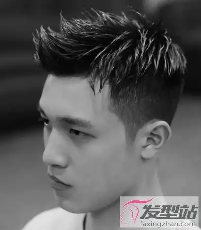 3,复古风短飞机头,这款飞机头的个性之处在于,头发打造出湿发的感觉