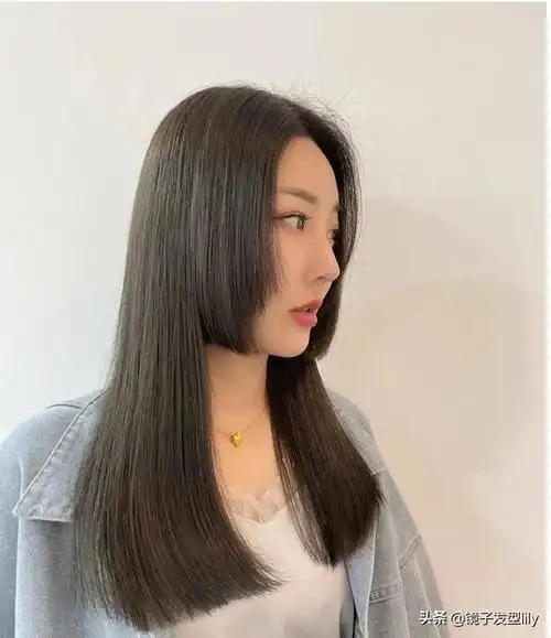 长发直发后背的发型图片(各种款式直发长发发型图片)-星座梦城