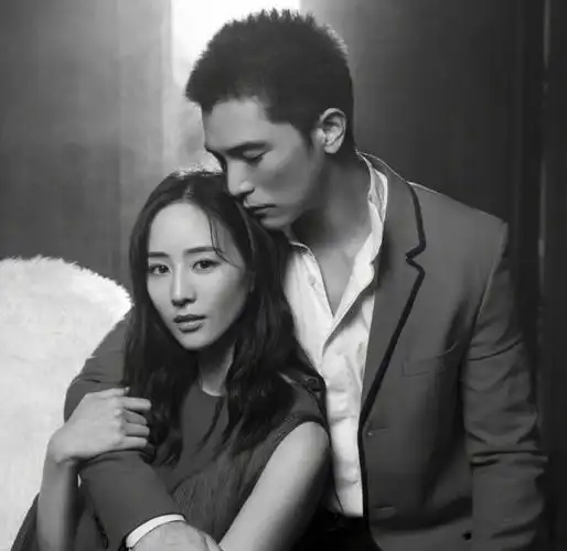 有种"连头发丝都在避嫌"叫邱泽,坐张钧甯身边,手位置看懵主持