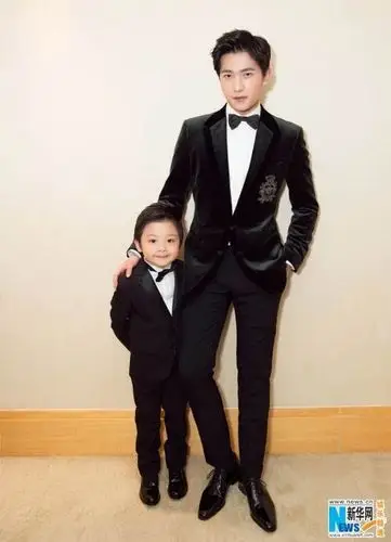 杨洋礼服写真"携子"出镜 新片父子档默契十足