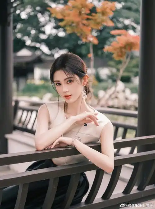 歌手,演员鞠婧祎超话身着#curiel蔻蕊#fw24 opera系列violetta礼服