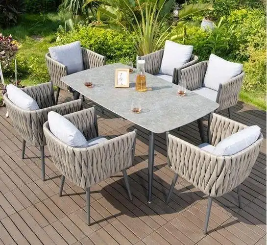 小院作为花园,也会作为户外休闲区,摆放遮阳伞或小凉亭,都可以起到