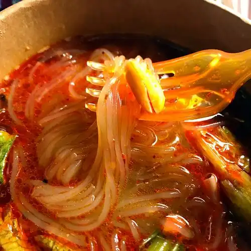 寒冷的冬季,来点酸辣粉更尽兴,吃一口就戒掉的美食