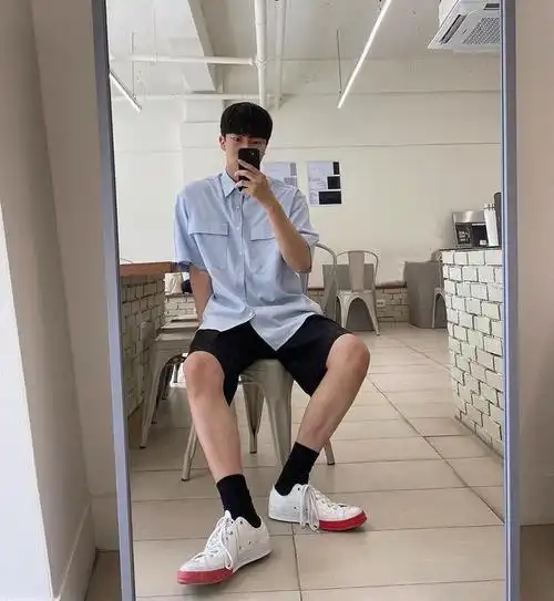 男生衬衫和短裤搭配很帅气,今年夏天这样穿,清爽又时尚
