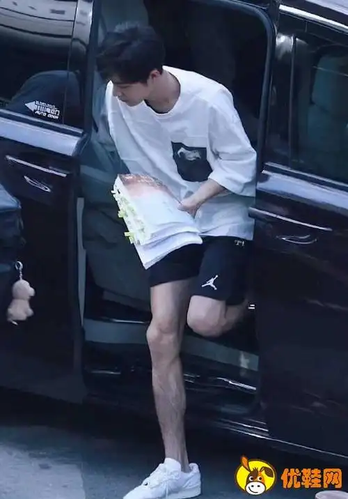 小编今天整理了近一周时间以来,明星们上脚的亲民款鞋子,下面一起来