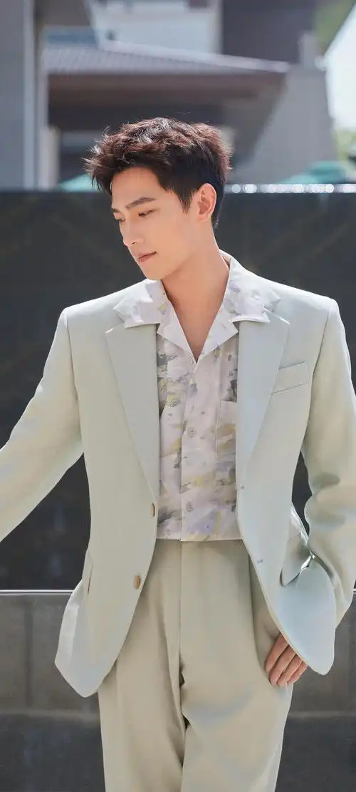 杨洋壁纸热映,魅力四溢,市场趋势分析 近期,杨洋的专属壁纸在娱乐市场