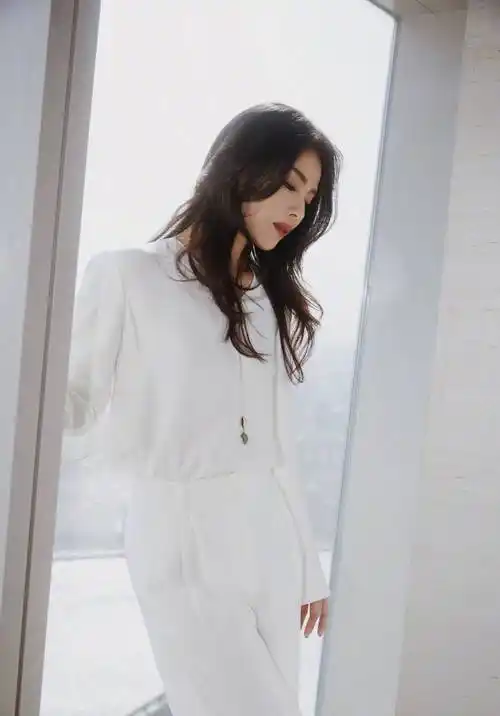 刘涛白色套装优雅生活照写真_短发_长裤_同色系
