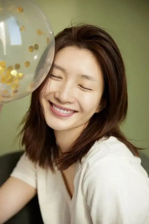 江疏影生日写真笑容明媚白t素颜氧气感十足