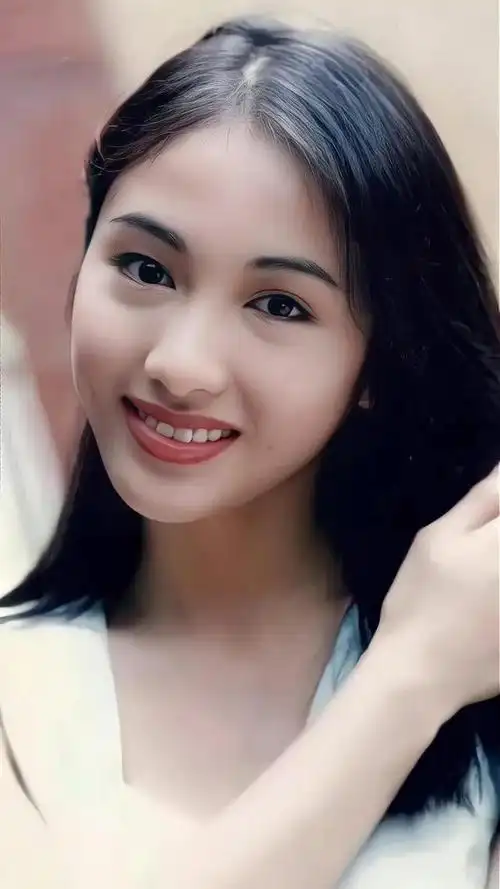 黎姿梨涡浅笑摇曳生姿年轻时的她美貌惊人