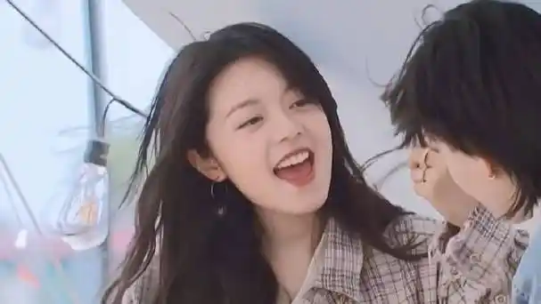 赵今麦蓝色玫瑰短裙