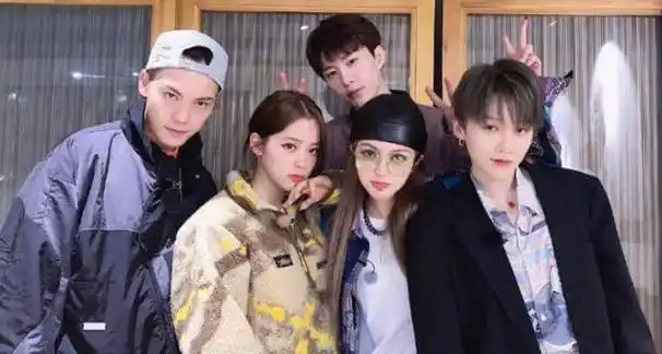 是由范丞丞穿着的,但是在吃完火锅之后就到欧阳娜娜的身上