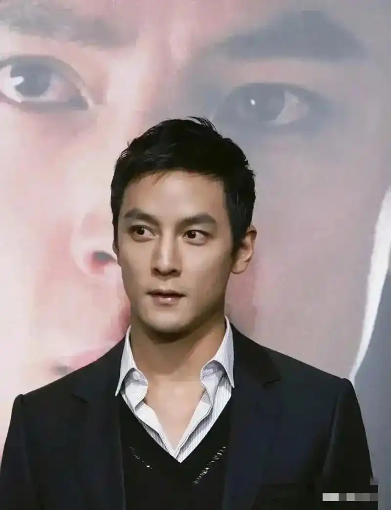 近日有网友曝光了一张48岁吴彦祖近照:照片中男主发福的体形,后移的