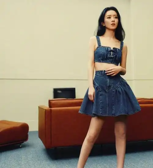 赵丽颖身穿吊带短裙大秀香肩雪肤玉貌大长腿美呆了