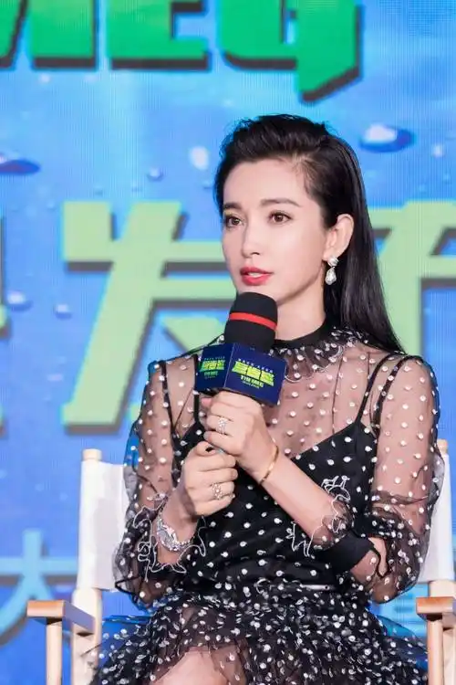 谈小16岁男友,为公益"献身",已经51岁的李冰冰仍然不服老!