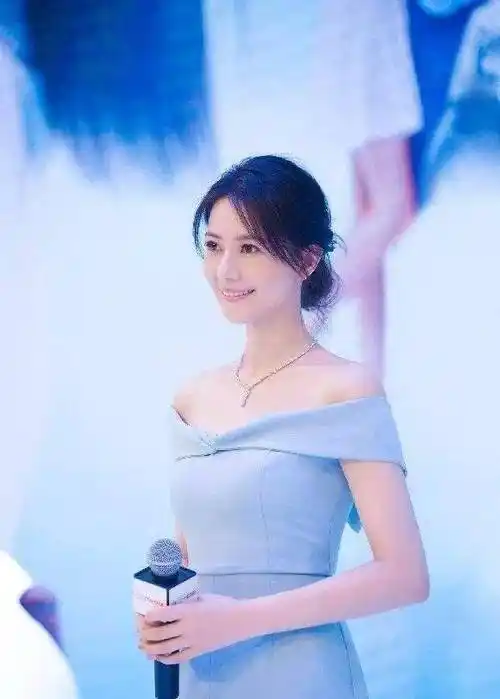 原创高圆圆为复出瘦到95斤采访后忘修图锁骨痕迹是赵又廷啃的吗