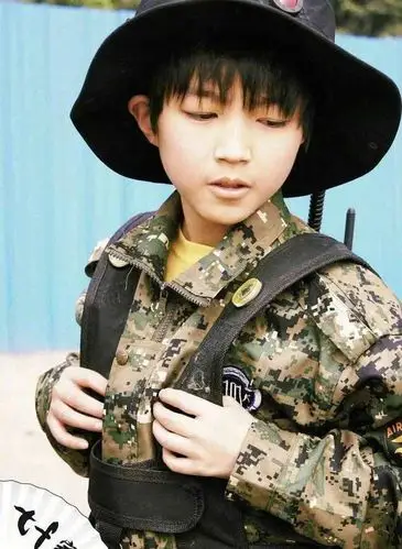 [tfboys][新闻]180427 王俊凯身穿迷彩服 让人又忆当年的小土豆