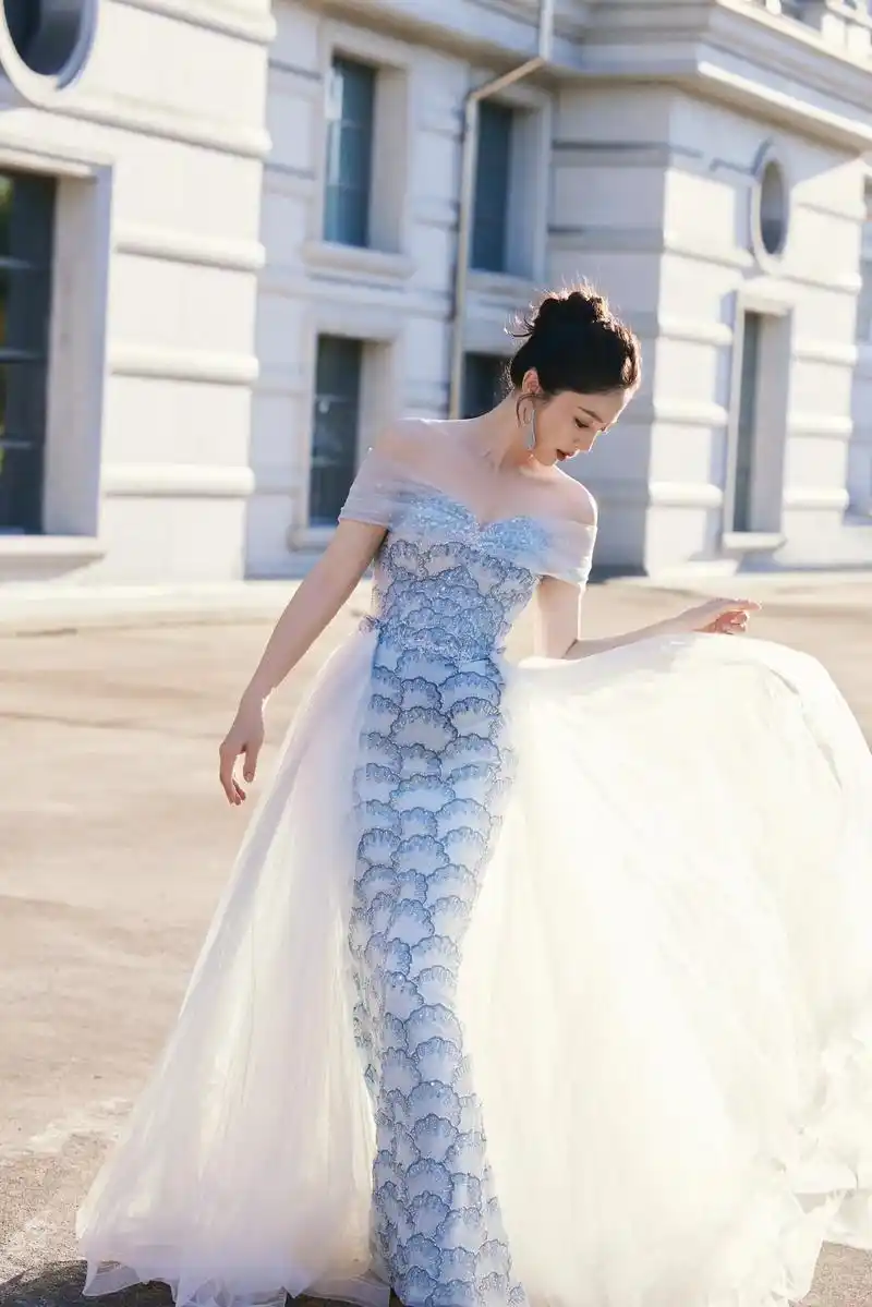 董璇 身着蓝白渐变鱼鳞蕾丝亮片礼服出席活动 仙气逼人和婀娜 - 兑趑