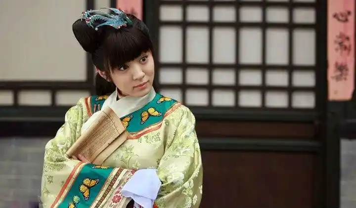 她20岁出道,演9年配角难成名,如今凭一剧大火,片场豪车显富贵