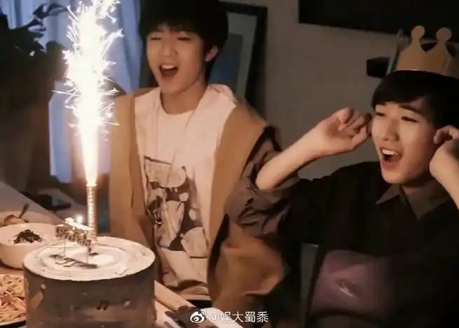刘耀文卡点发文为宋亚轩庆生#宋亚轩18岁生日,刘耀文零点卡滴为