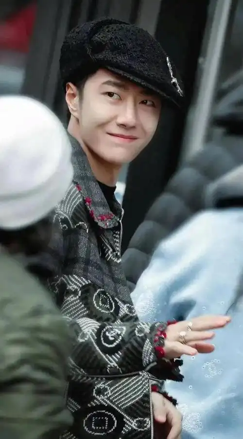 王一博巴黎时装周黑色贝雷帽下的抿嘴笑容羞涩又可爱