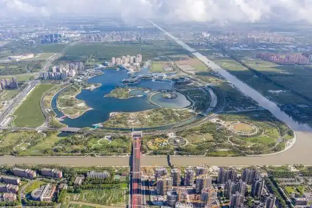 上海之鱼又名"金海湖",是上海奉贤区奉贤新城的核心景观湖,占地2.