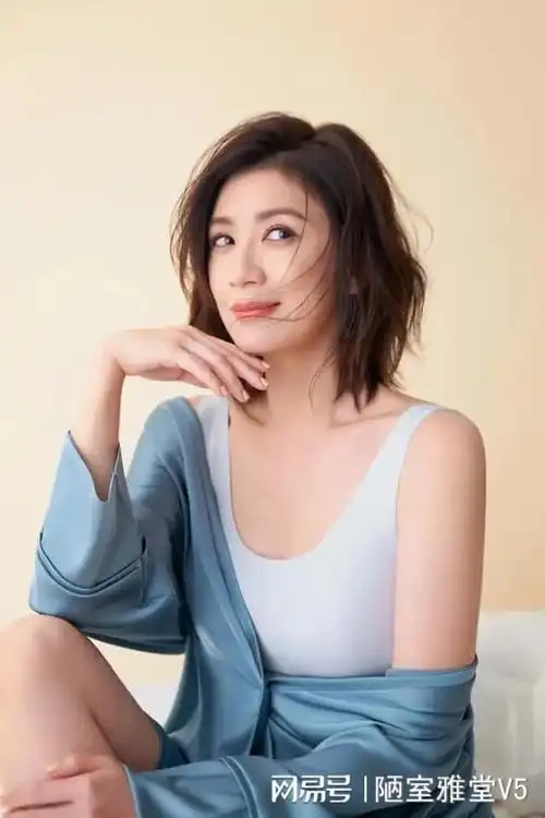 49岁贾静雯美上热搜冻龄女神气质出众成为节目门面担当