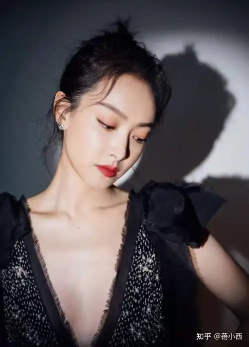 被宋茜大尺度惊艳了穿黑色深v礼服领口开到腰真不怕走光