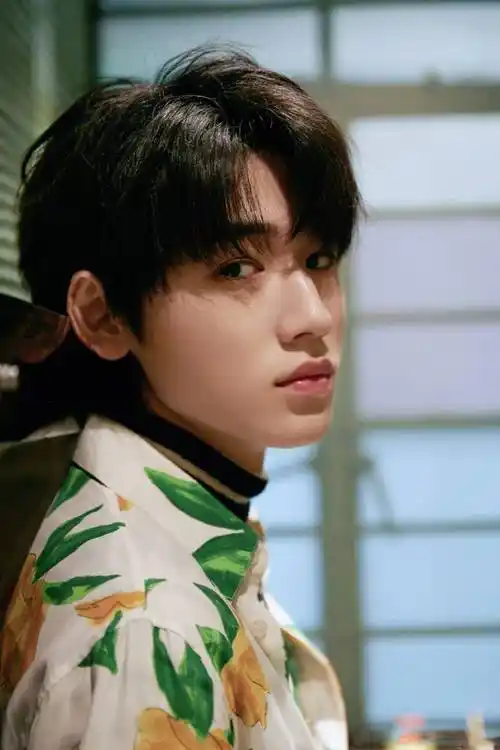 宋亚轩出席dior2021成衣大秀矜贵小少爷穿上花衬衫初入名利场