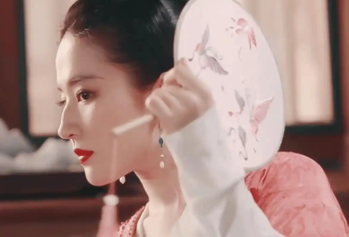 有网友把刘亦菲的驼峰鼻p掉了,好像也挺好看的,侧面更完美了!