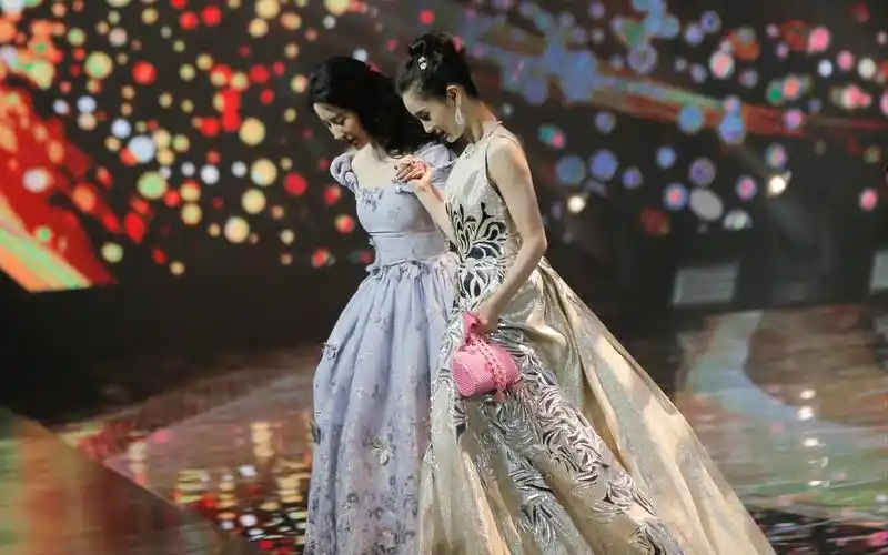 刘亦菲xangelababy仙女同台牵手下楼大橘已定