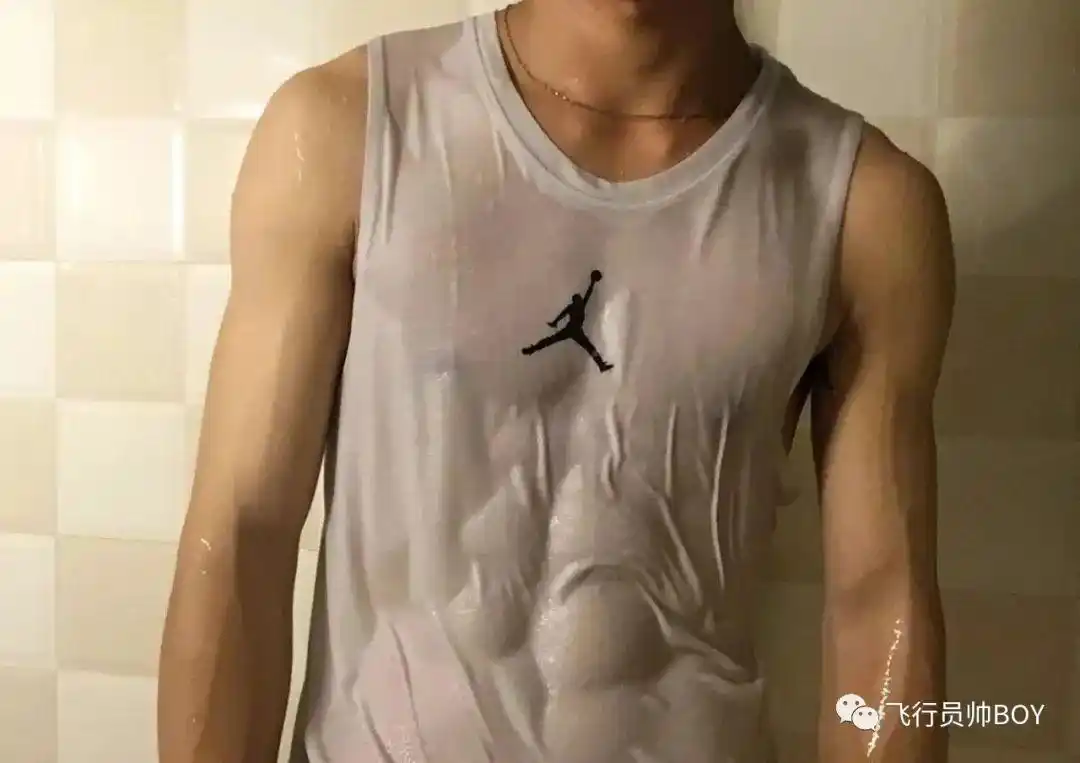 00后体育生的小腹肌到底有多好看?