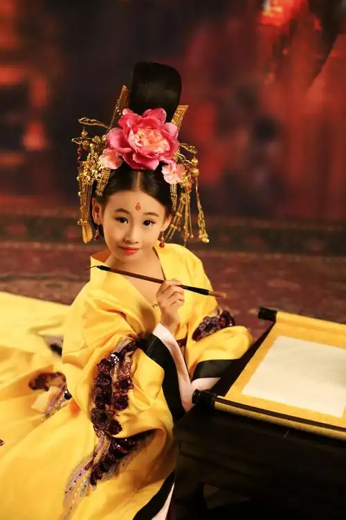 人气小童星何羿霏古装媲美范冰冰被赞00后萌女神