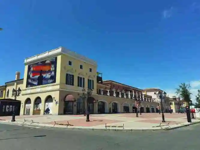 枫叶小镇奥特莱斯-"今天晚上6点,我与家人一起在枫叶小镇逛街.