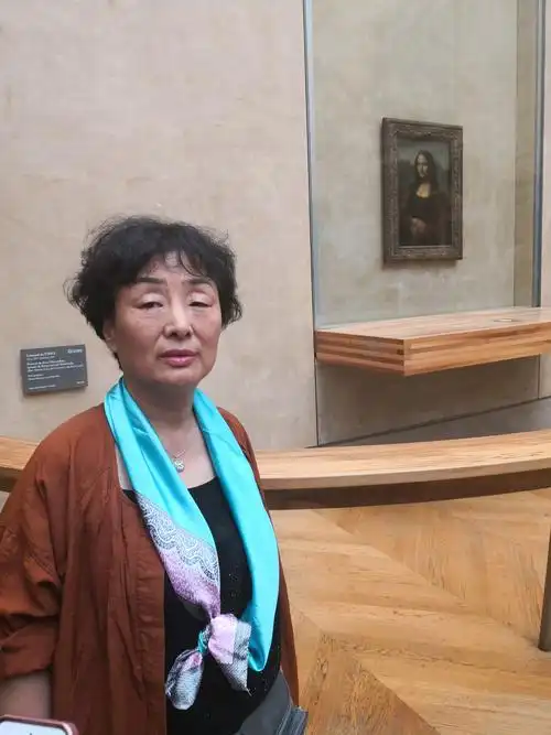 赵重辉范春玲伉俪,观赏巴黎卢浮宫中维纳斯雕像和蒙娜丽莎画像等艺术