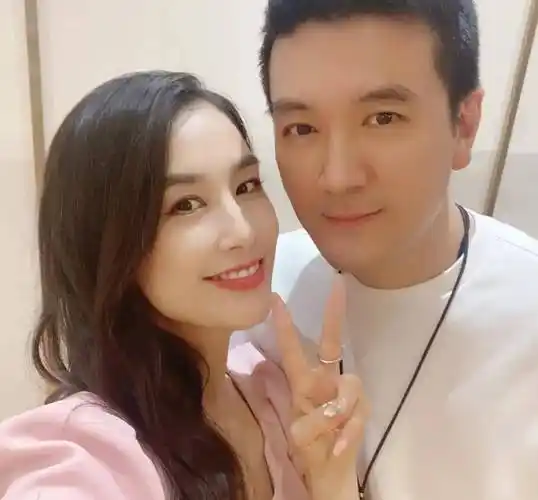 "幸福人妻"黄圣依:隐婚八年才公开,被婆婆和老公宠成宝_杨子_周星驰