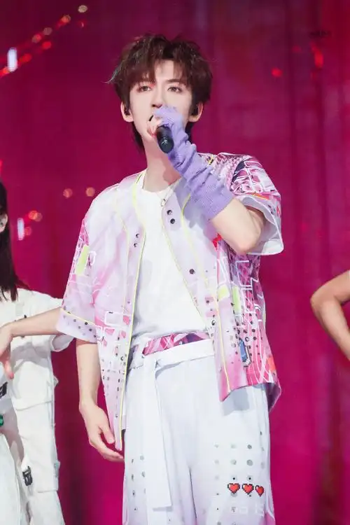 贺峻霖一天活力舞台