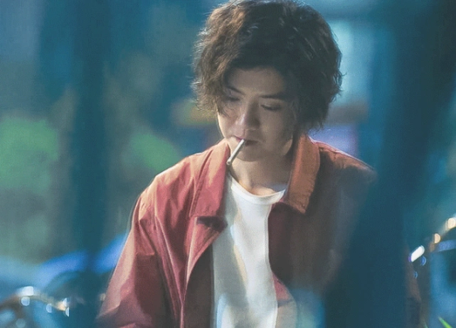 鹿晗新戏里演邋遢游戏男,看到他抽烟的全过程,演技实力一目了然