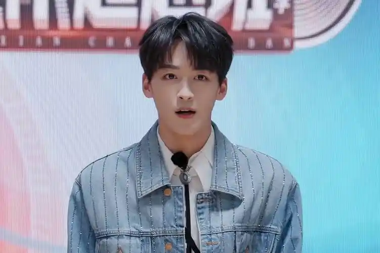 所有的学员填写个人资料表,何洛洛身高填的是180cm,曾志伟看了资料后